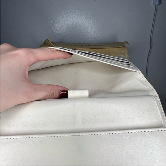 Louis Vuitton Sarah Patent
Leather Wallet  full enclosure : box  and dust bag - Picture 7 of 11